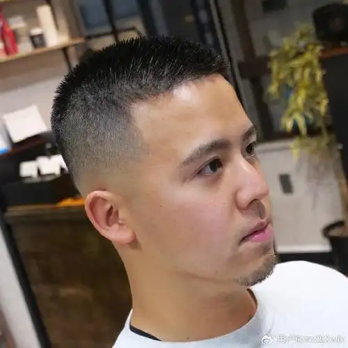 这种发型将两侧的头发剃短,顶部留有一定长度的头发,形成鲜明的对比