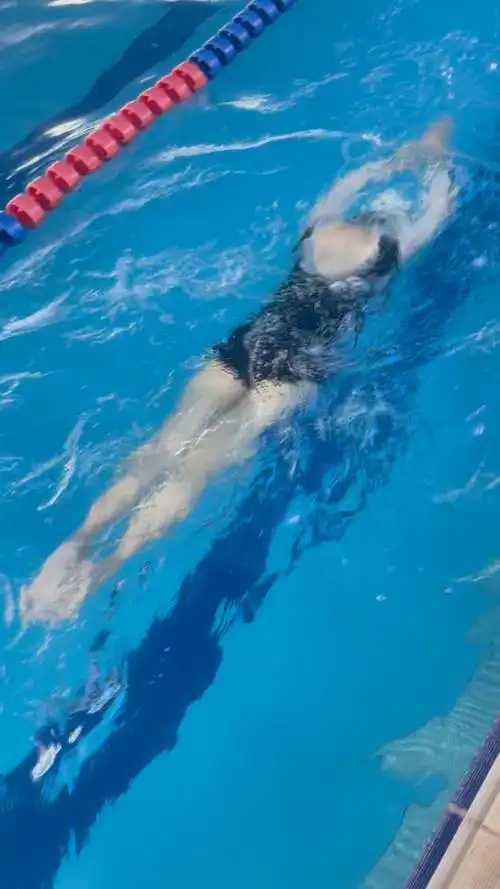 蛙泳怎么才能游出三角形水浪啊