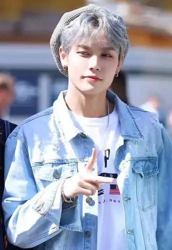 眼尖的网友发现小橘戴的贝雷帽上面有两个小夹子,其实是为了固定帽子