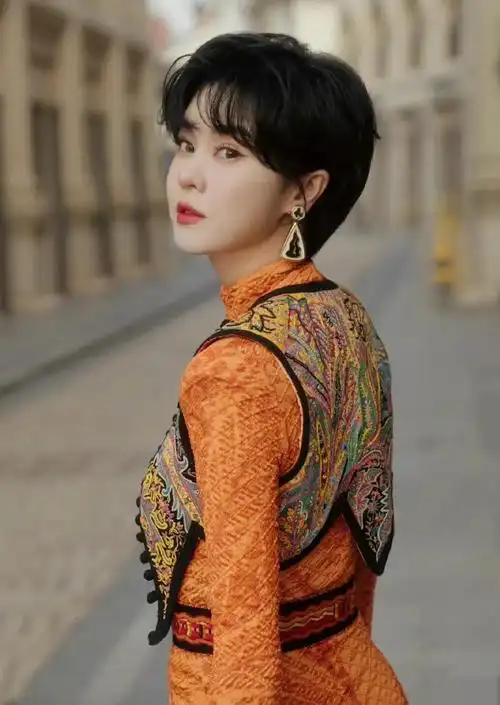 郁可唯穿橙色民族风短裙秀长腿,短发干练,优雅迷人!_高清图集_新浪网
