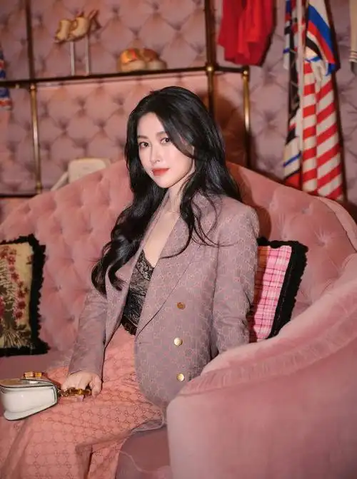 全球最美面孔朱珠晒瑜伽照运动内衣配无痕裤美得健康性感