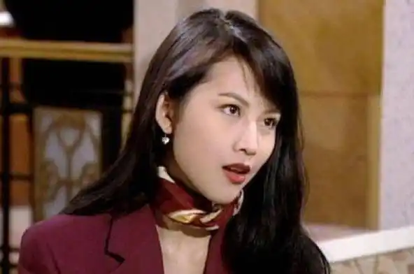 现在我们再看蔡少芬17岁时候的照片,靓丽俏皮,虽然看起来比较温柔