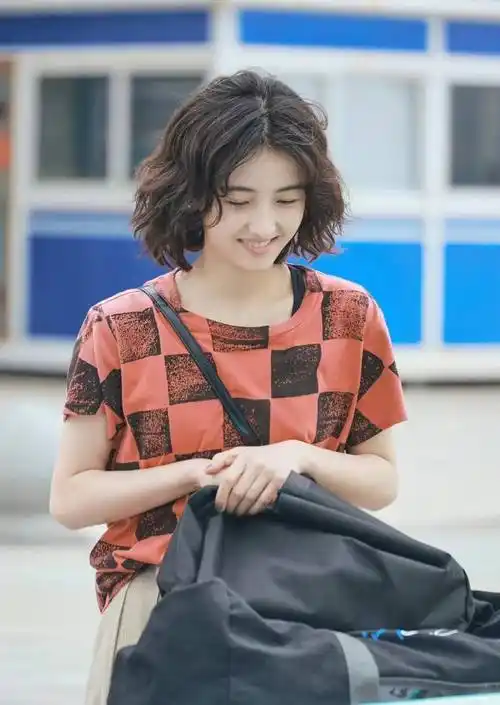 张子枫年纪小却挺会打扮看似简单的文艺风却被她穿出了高档感