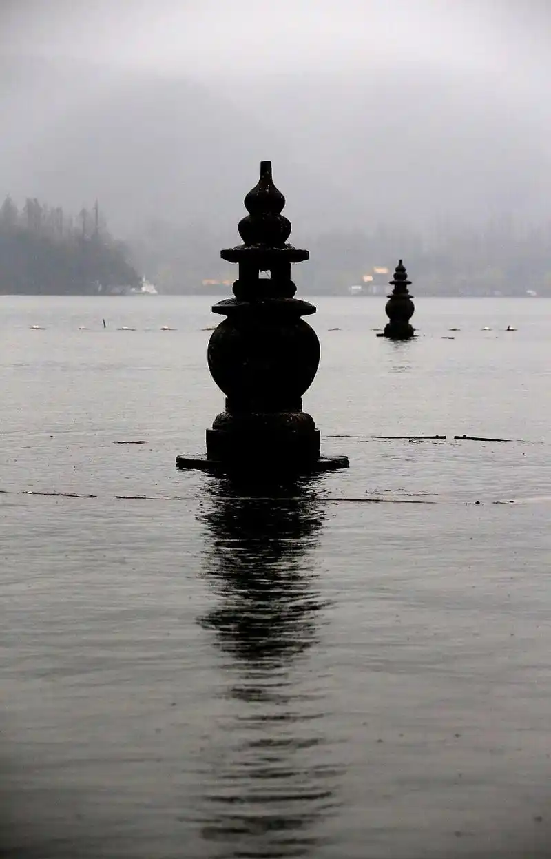 ai亚来杭州#  三潭印月是西湖上一个迷人的景点.