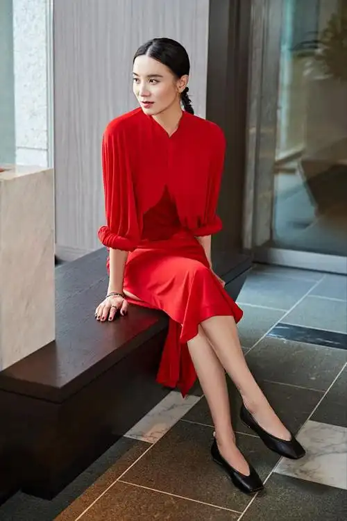 一袭红色连衣裙配葫芦辫出席活动,亮点在后背|雪纺|收腰|高跟鞋|身材