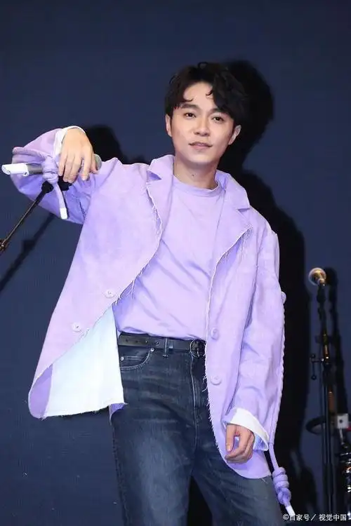 李宇春与吴青峰共唱《小情歌》:成都演唱会的感动时刻