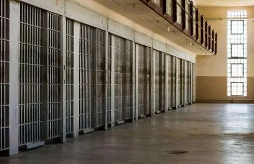 死缓犯押解中逃脱 死缓最少服刑多少年 死缓和死刑是什么意思 这两个