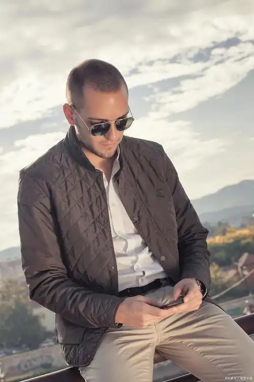 四十岁光头男人如何搭配穿衣,这几点要注意