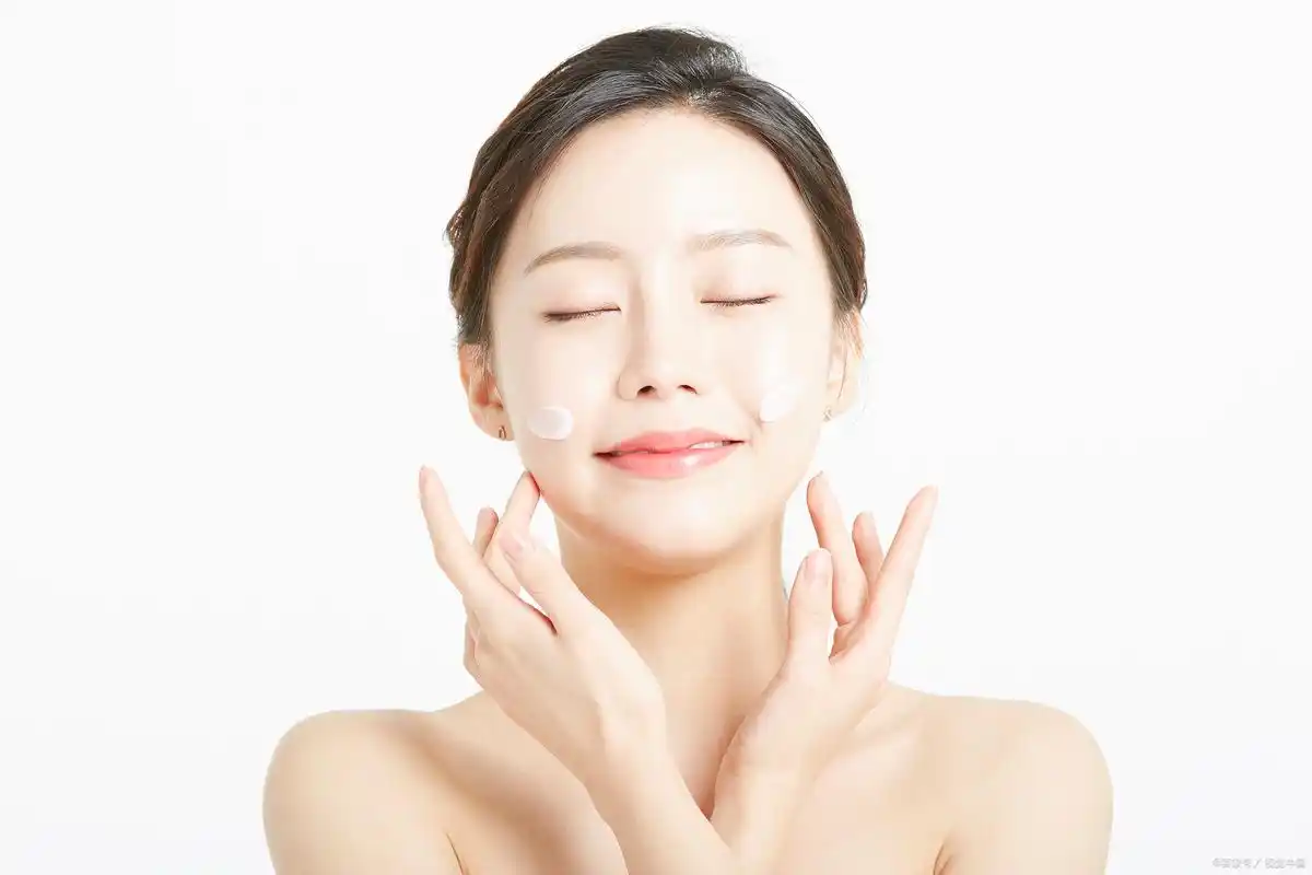 生活中不注意却伤害皮肤的4类行为,看看自己有没有踩坑?