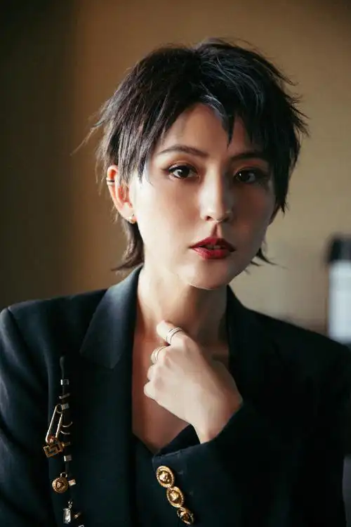 热依扎好飒#今天gq盛典的热依扎好飒,利落的短发,一身黑色套装,好a啊