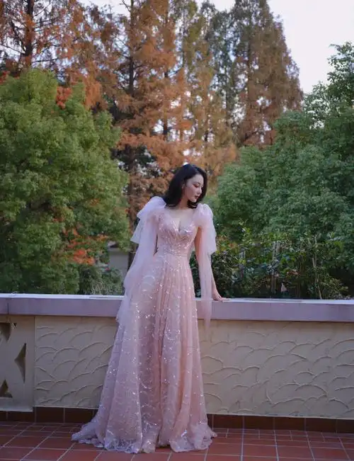 张馨予低胸纱裙