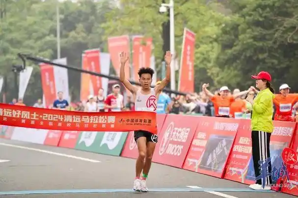 他们全力冲刺向终点|马拉松赛_新浪新闻