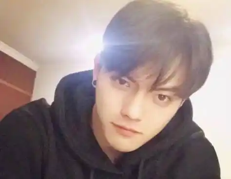 许凯大学时期堪称校草,网友扒出"小学照",说颜值巅峰都不过分_千古