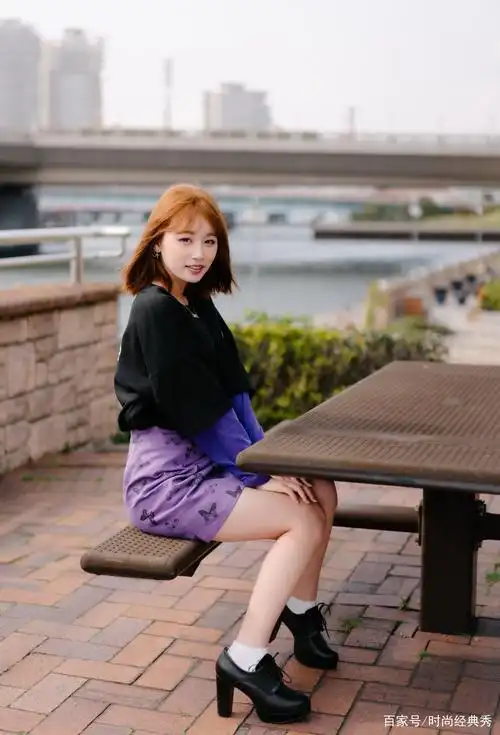 紫色半身裙,让少女的身材婀娜,容颜甚是秀丽