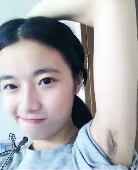 夏天女生乘坐捷运或者巴士不剃腋毛是一种没有公德的行为吗?