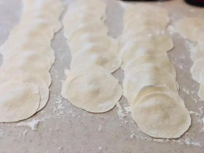 手擀饺子皮是东北人最后的倔强