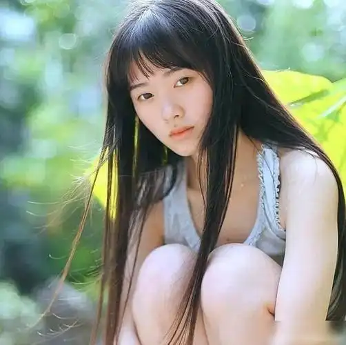 鞠婧祎刚出道旧照曝光看清她那时的五官有没有整容一目了然