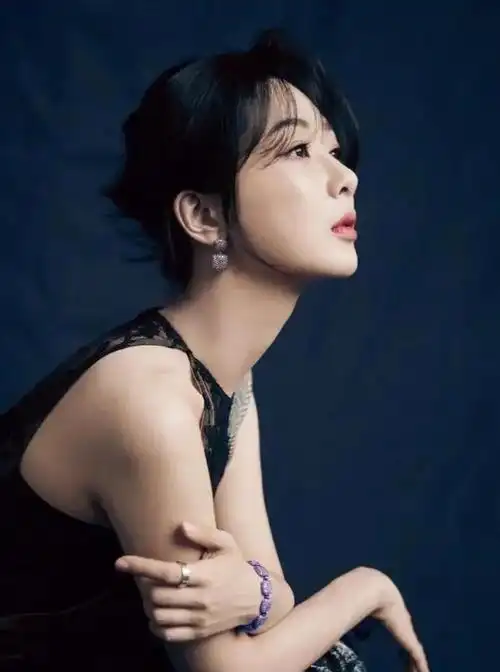 大家好,大家好,我们要聊聊现在最火的演员,杨紫!