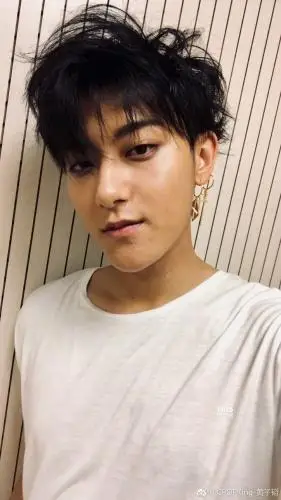 9月6日,黄子韬在微博晒出自拍,调皮比耶,可萌可帅.