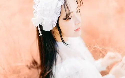 复古白裙气质美女唯美户外写真电脑壁纸