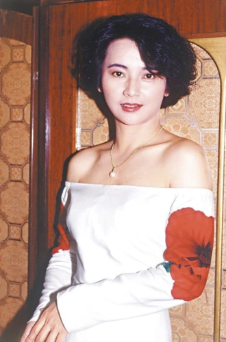 63岁胡慧中罕见陪丈夫出席活动,打扮质朴气质犹存,夫妻