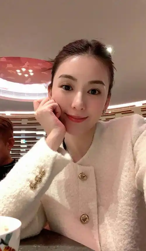 她看起来很可爱又聪明!我经常发一些自己日常生活中的美照!