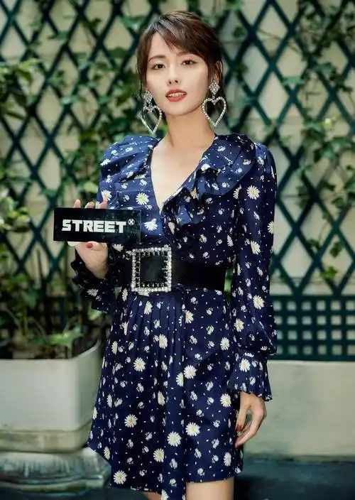 张嘉倪女神的白色花朵图案的连衣裙搭配银色一字带高跟凉鞋.