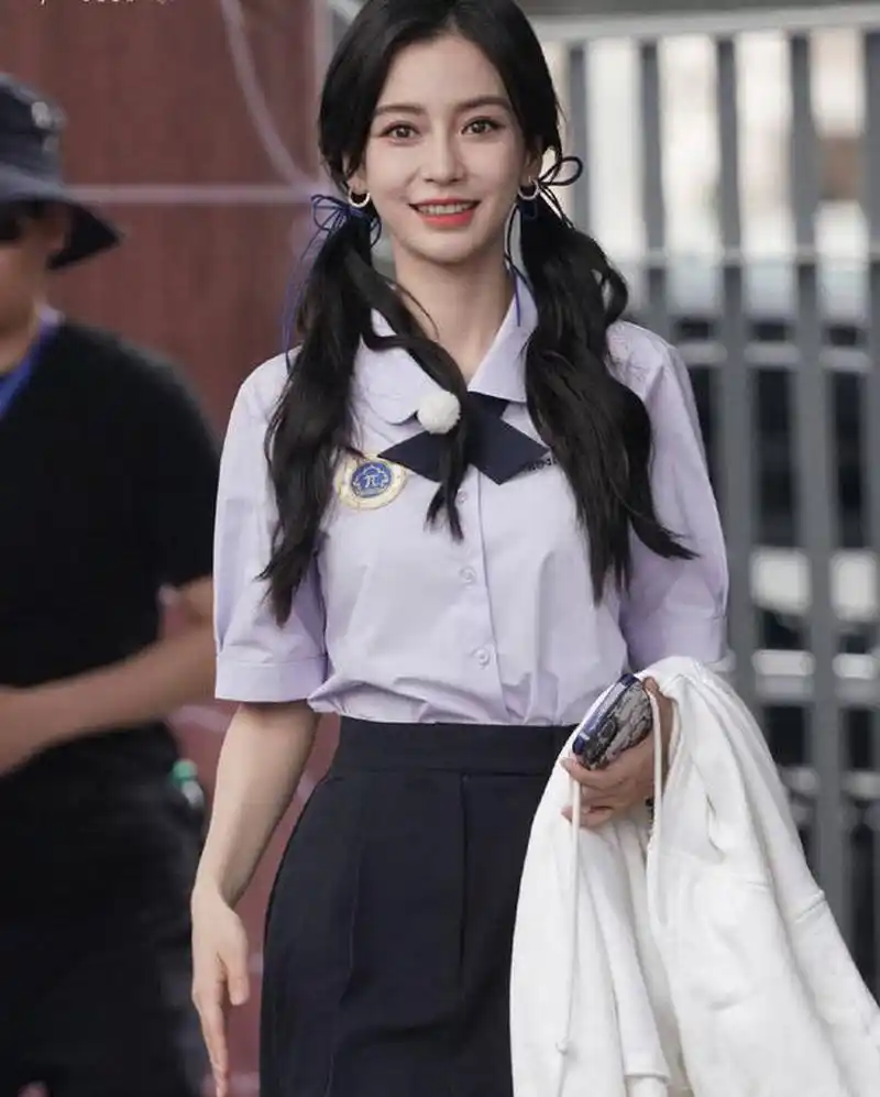 6月12日,angelababy泰国跑男路透曝光,图中,她双马尾校服造型可爱俏皮