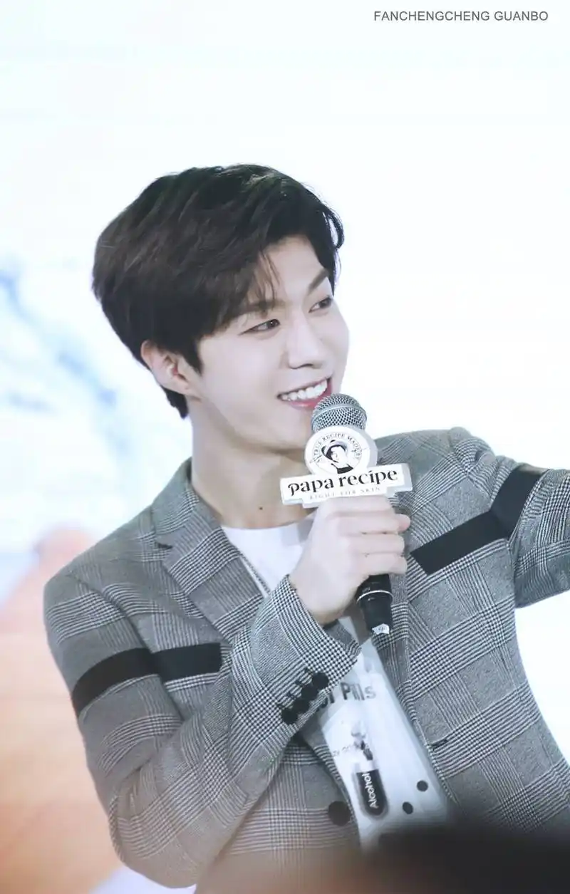 范丞丞双手比心