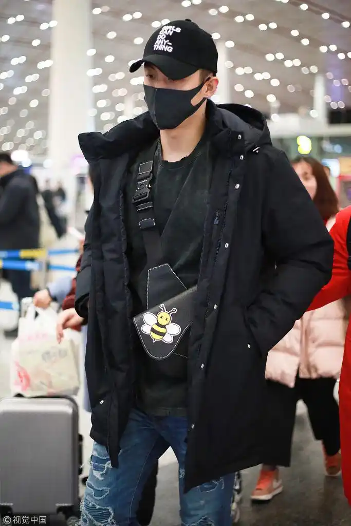 黄景瑜跨"蜜蜂"包童心未泯 御寒全副武装走路带风显长腿优势