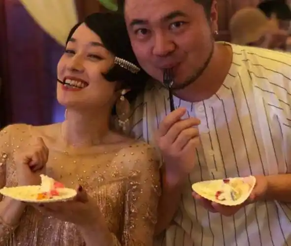 靠在男生肩膀吃蛋糕不避嫌,小18岁绯闻男友也在场_高伟光_好朋友_关系