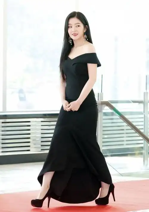 redvelvet的irene裴珠泫黑色西装露肩礼服黑衣大全