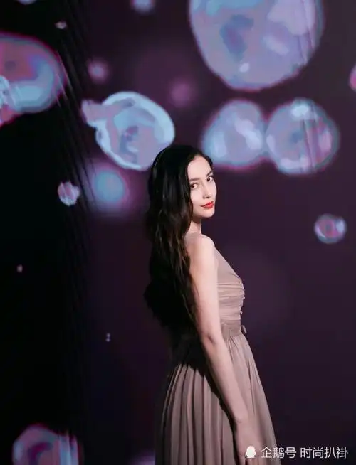 吴谨言杨颖撞脸,一个是颜霸一个被说模仿,看生图就知道差在哪了