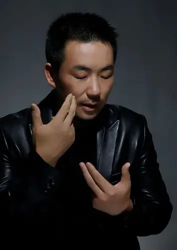 听过《月亮之上》的人都欠他一首歌的时间_何沐阳版