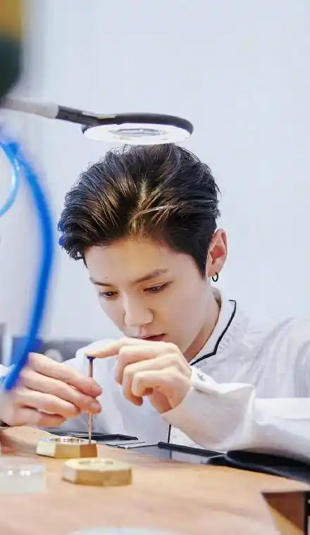 发量王者鹿晗,因发际线上热搜,头发多的看不见头皮_造型_明星_进行