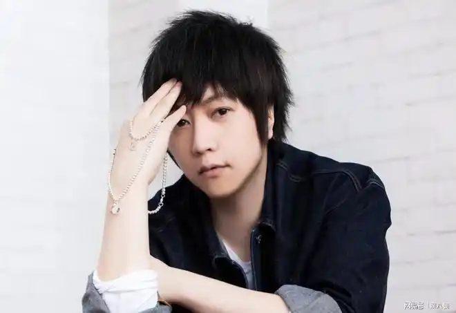 直击阿信冒着座驾违停被拖走风险苦等绯闻女友1小时暖男无疑