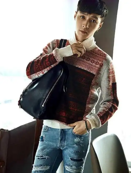 张艺兴颜值高身材好搭配黑蓝色破洞牛仔裤充满青春的味道