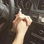情侣开车十指紧扣图片 车内情侣十指相扣唯美图【点击鼠标右键下载】