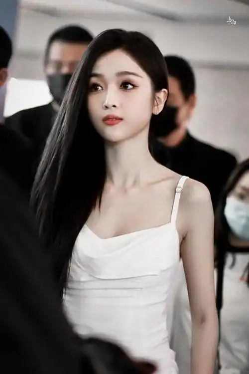 粉丝镜头下的吴宣仪一身白色吊带露背长裙甜美知性清丽可人