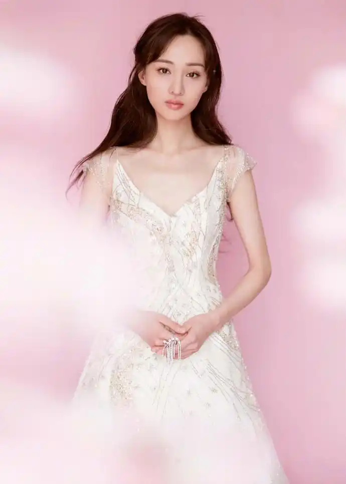 郑爽穿白色星辰裙似小仙女 身材纤细目光无辜惹人怜