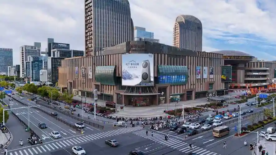 江苏扬州京华城路国展路交叉口五彩世界西南角市区广场媒体led屏