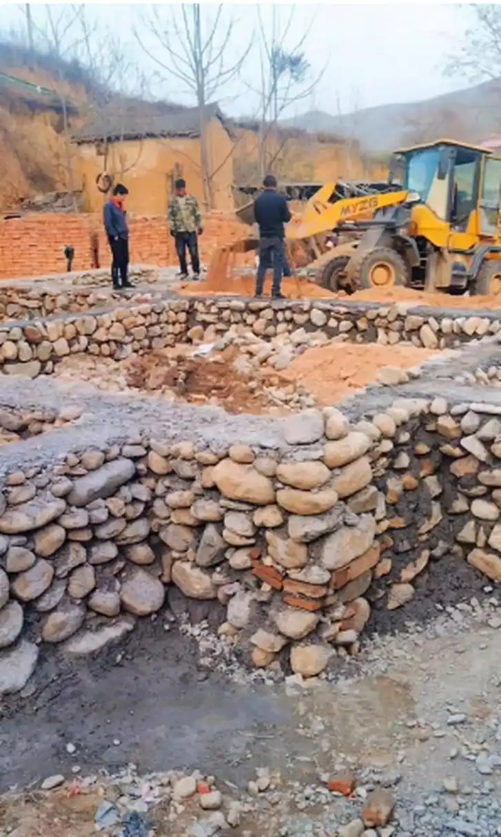 这家人家,用大鹅卵石砌地基房子能结实么?