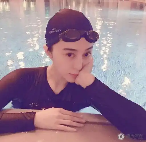 范冰冰晒游泳自拍照 出水芙蓉眨眼卖萌