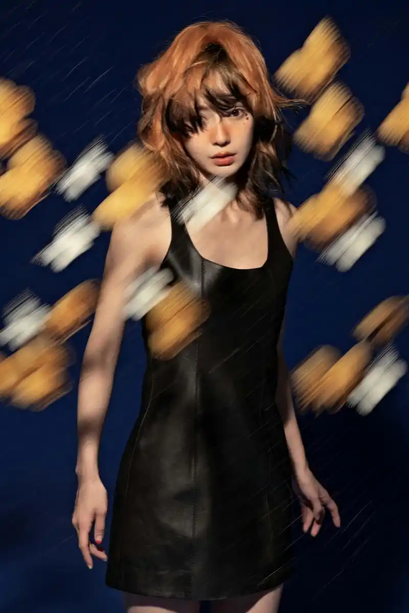 杨颖《时尚芭莎》七月刊封面,黑色背心裙配白袜,34岁少女感爆棚