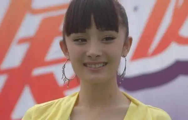 如果说前面两张照片不能完完全全的看清杨幂的脸型,那这张舞台着却很