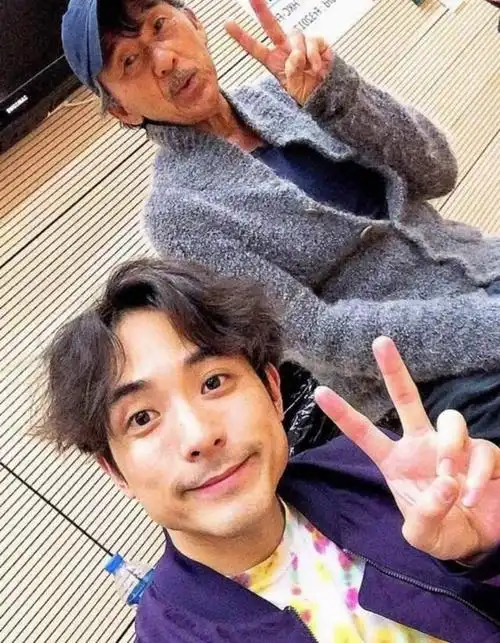 林子祥儿子林德信现身超市,和圈外女友一起逛街,十分甜蜜