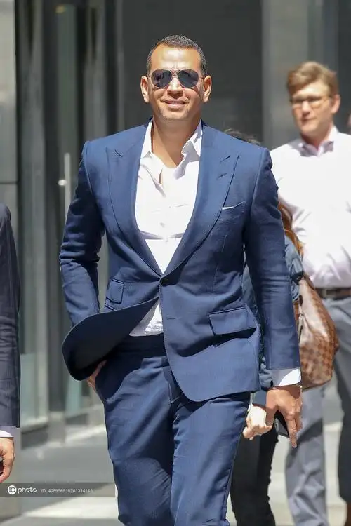 mlb名宿罗德里格斯现身街头蓝西装白衬衫绅士范儿十足