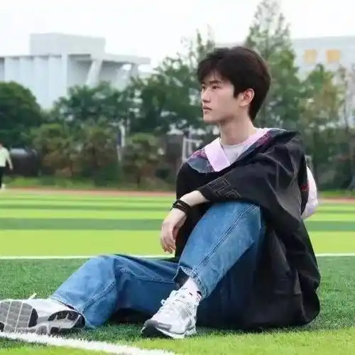 学士学位帽为方型黑色,硕士学位帽流苏为深蓝色,博士学位帽流苏为红色