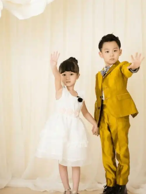 曹颖女儿悄悄长大了拥有高颜值和筷子腿未来女神非你莫属