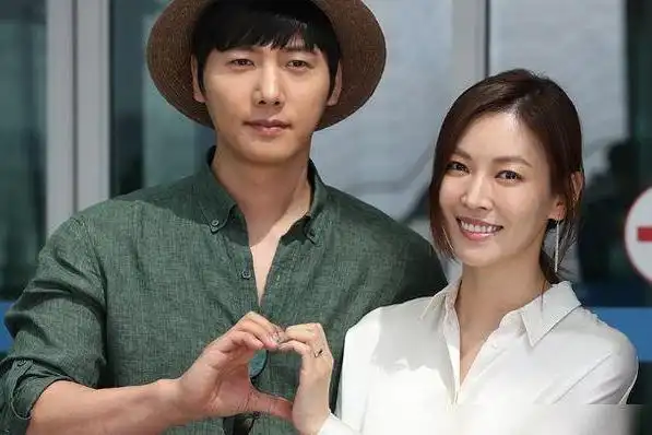 对金素妍一见钟情,恋爱7个月闪婚,结婚五年无儿无女依旧恩爱_腾讯新闻